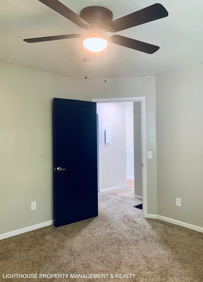 Building Photo - Cozy 2/1 duplex
