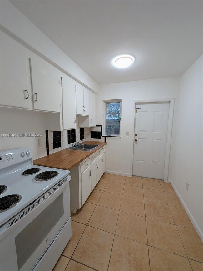 Building Photo - 431 NE 64th St