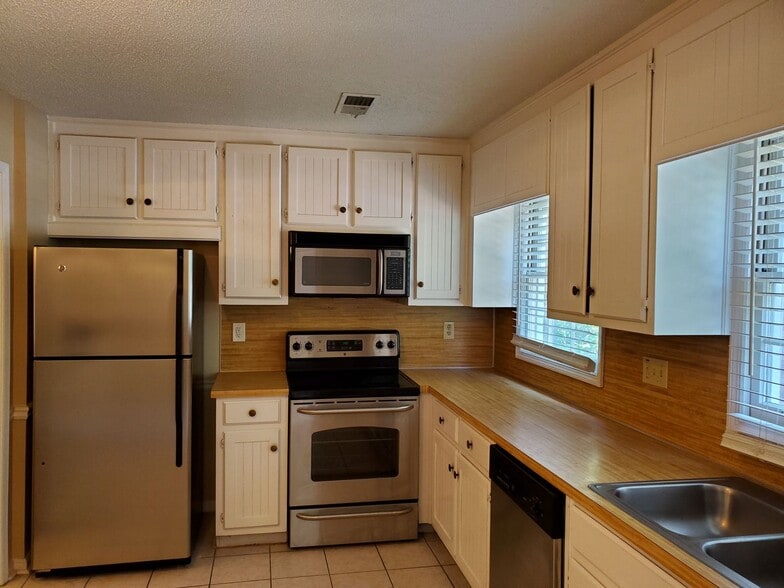 Kitchen - 1704 Twin Brooks Dr SE