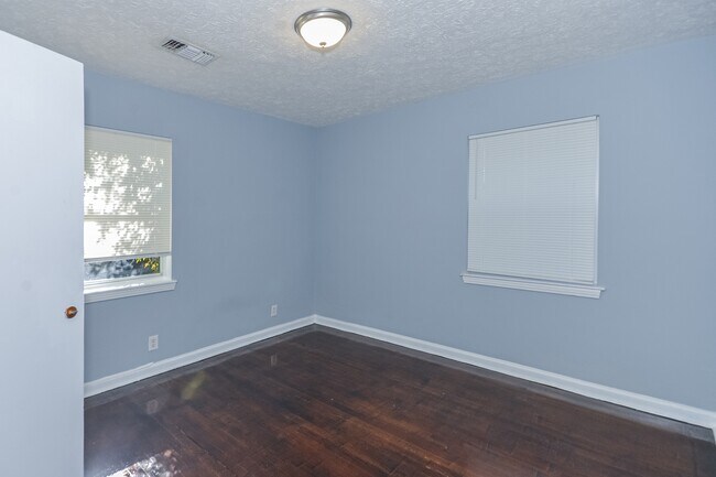 Building Photo - 928 Grenada Dr