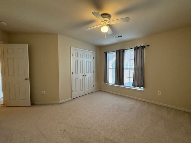 Building Photo - Stunning 4 Bed 3.5 Bath Brick Townhome In Desired Mount Zephyr