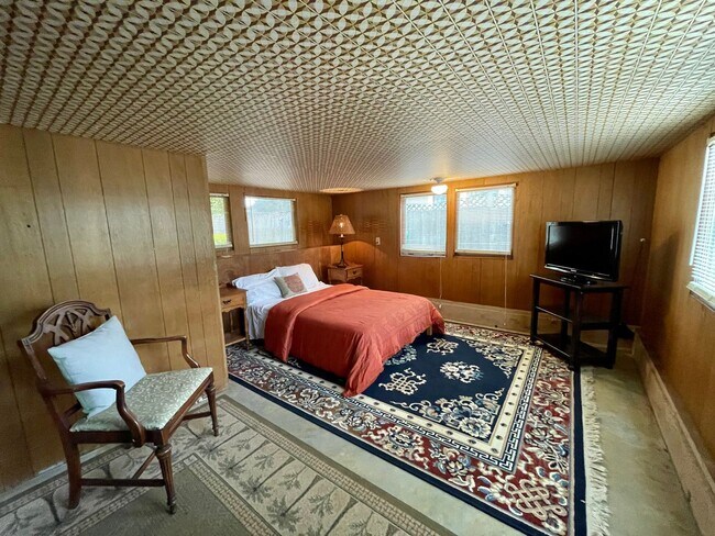 Building Photo - Pacific Grove Historical 3 Bed 2 Bath