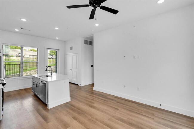Building Photo - 1419 Forward Dr