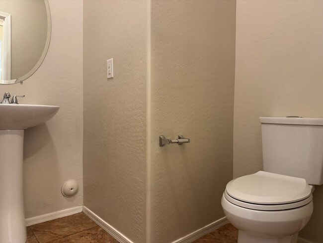 Building Photo - Gated Phoenix Gem with Community Pool and Spacious Kitchen