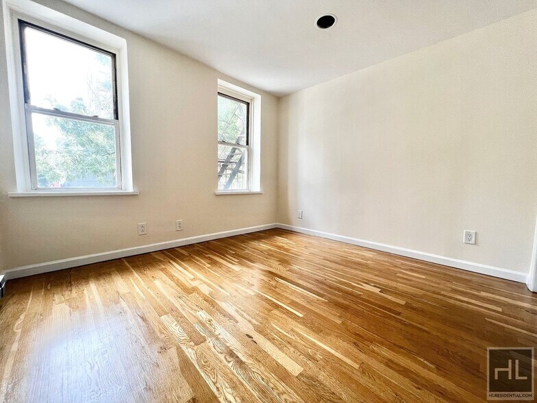 Building Photo - WEST BROADWAY