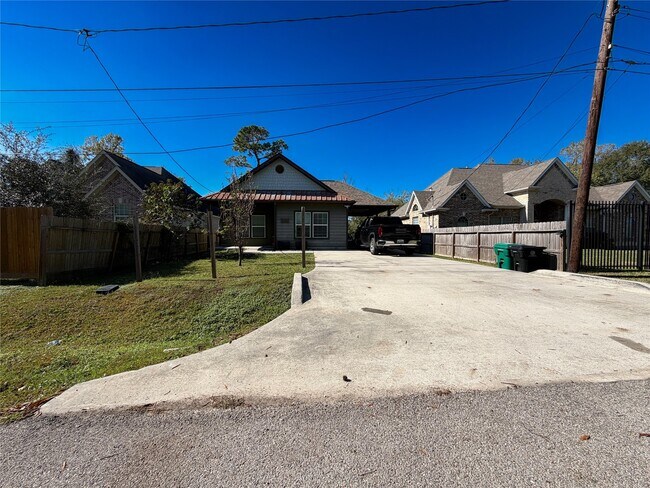 Building Photo - 9405 Arvin St