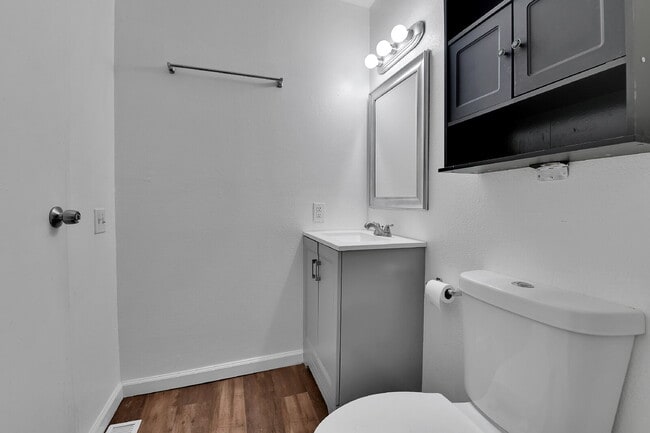 Building Photo - $1,550 - 2 Bed, 1 Bath Condo in Aurora with Central AC and in Unit Laundry!