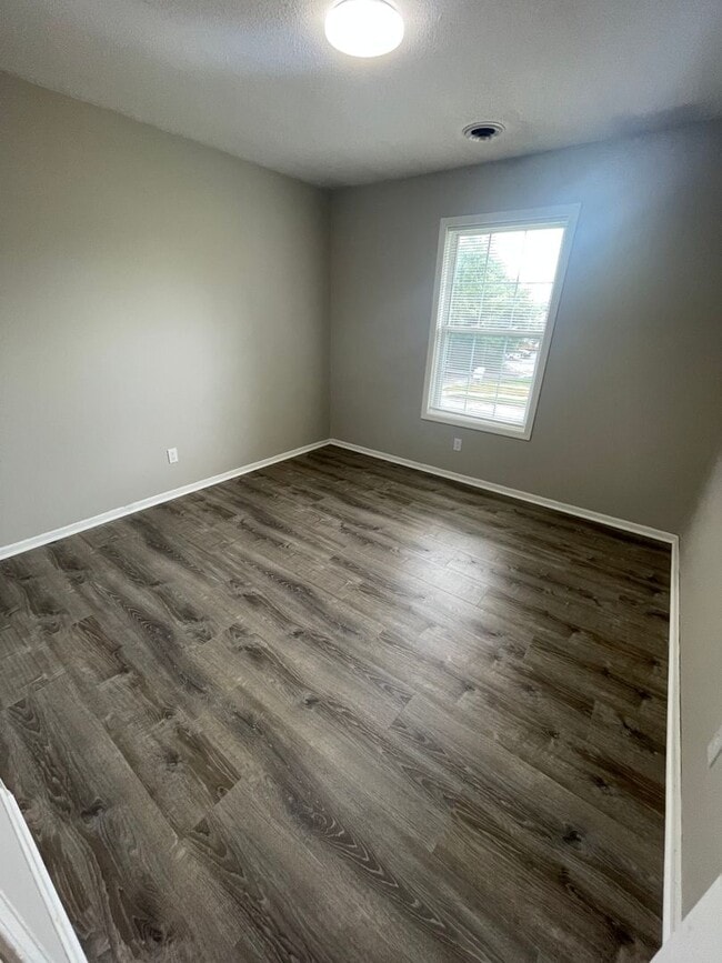 Building Photo - 2924 Leeway Dr