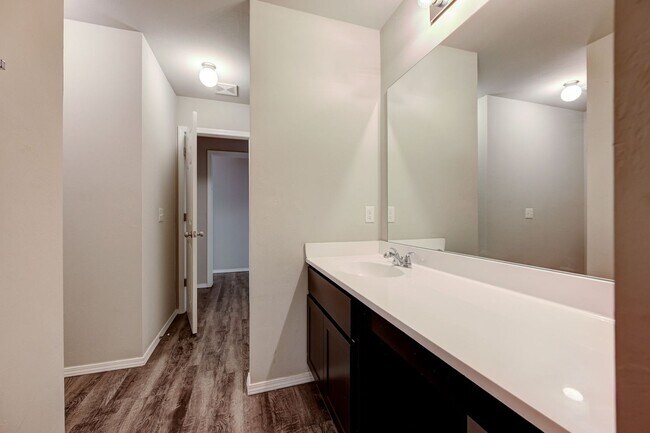 Building Photo - Beautiful 4BD/2BTH with a 2 car garage in ...