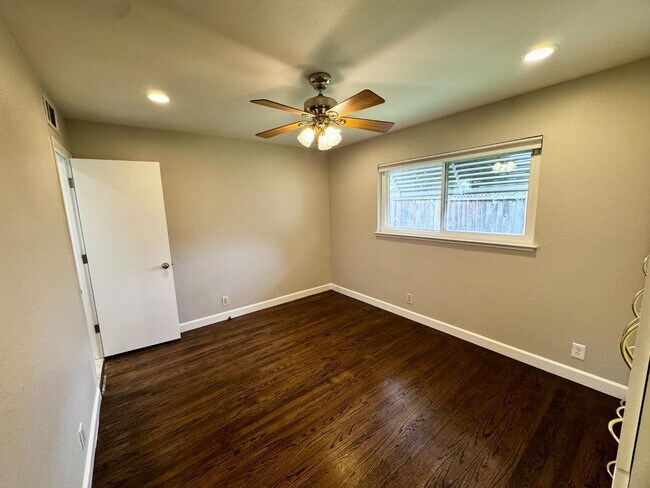 Building Photo - 1405 Antonio Ln