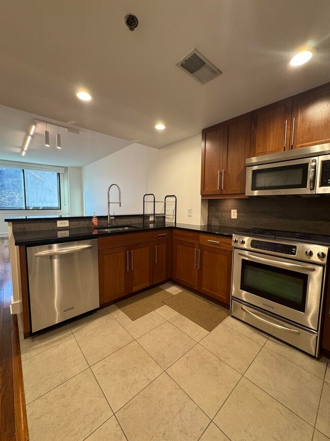 Building Photo - 800 Jackson St