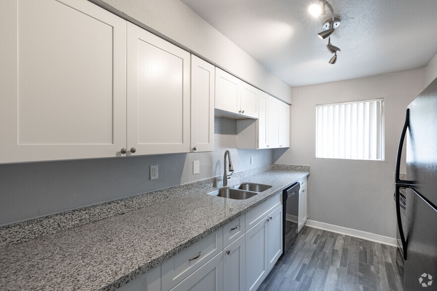 Kitchen with abundance of countertop space - Belmont Place/La Fontaine