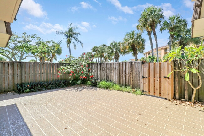 Building Photo - 2324 23rd Ct