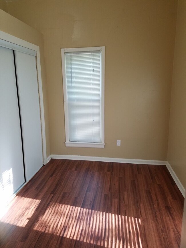 Building Photo - 3 bedroom 1 bathroom house in Edmond with central heat and air conditioning and washer/dryer hookup