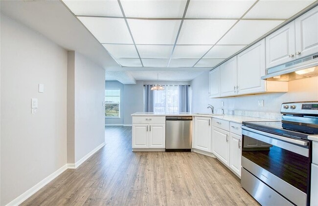 Building Photo - 225 Country Club Dr