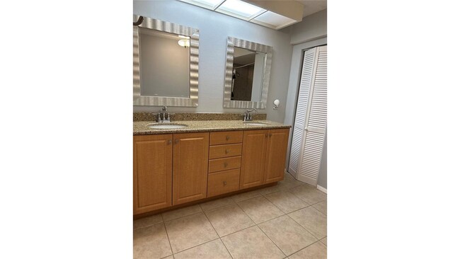 Building Photo - 4644 La Jolla Dr
