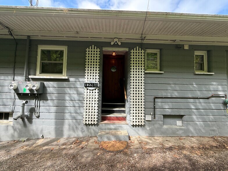 Building Photo - 1228 E Shore Dr