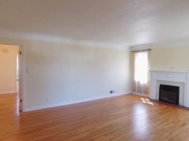 Building Photo - 3Bd/1Ba Two Story House w/ Basement - Avai...