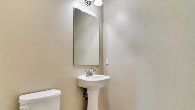 Building Photo - 4959 Camarillo Ln