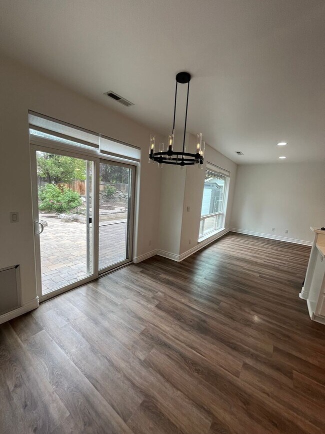 Building Photo - Well-maintained 3-bedroom, 2-bath home