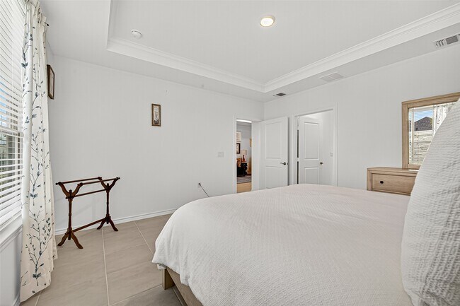 Building Photo - 8047 Prospect Dr