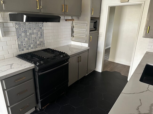 Building Photo - Charming Riverside Home on Hillside Avenue!