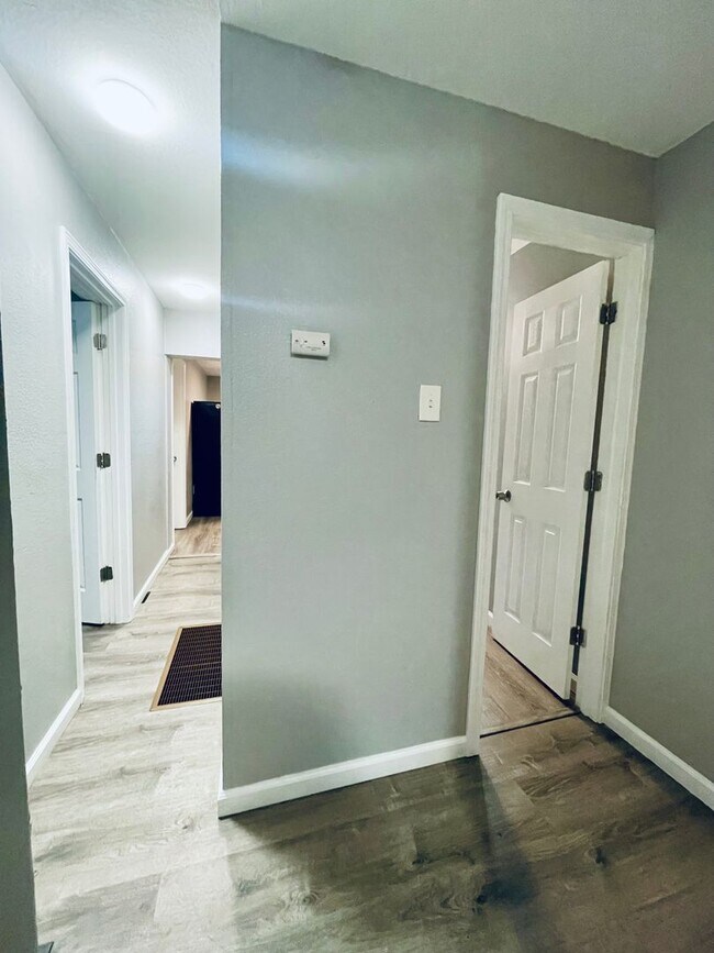 Building Photo - Experience Elevated Living in the Heart of Mt. Washington!