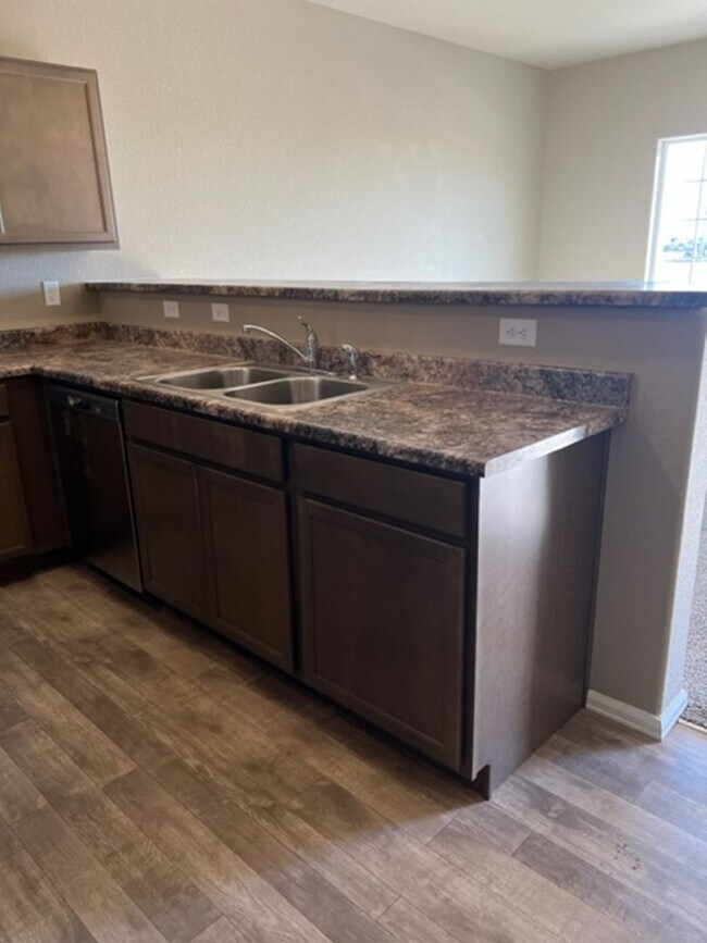Building Photo - PRACTICALLY NEW 3 Bedroom Townhome