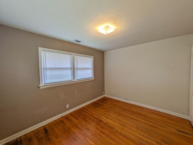 Building Photo - 306 Bridal Wreath Ave