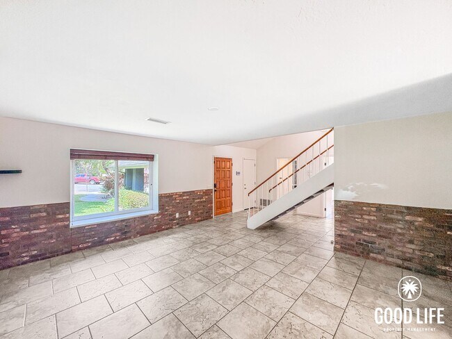 Building Photo - SD: Stunning 4BD/3BA Home in Vista with Panoramic Views, Private Balcony & Large Yard