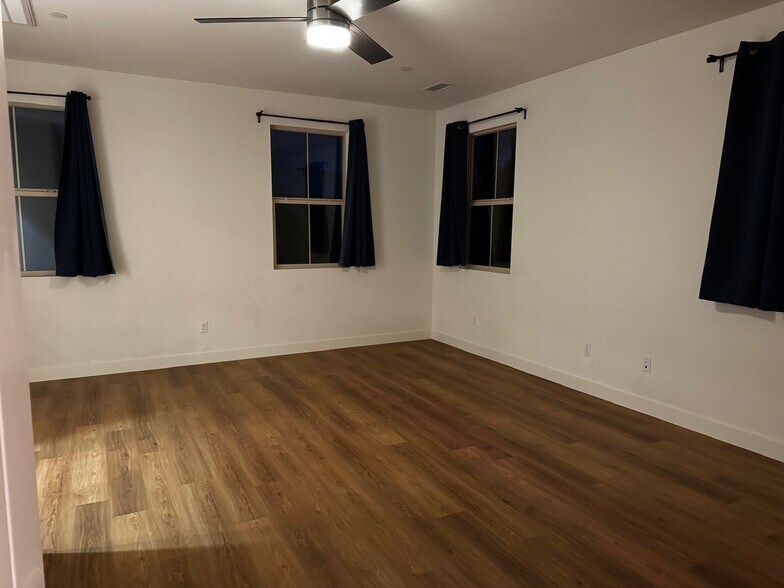 Building Photo - 32 Finch