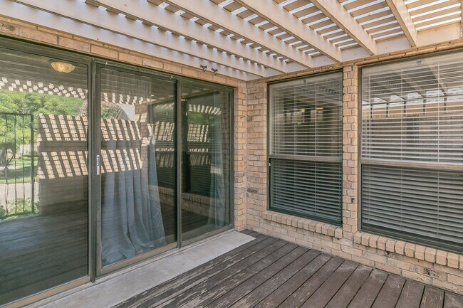 Building Photo - BEAUTIFUL and SPACIOUS Townhome in Ideal L...