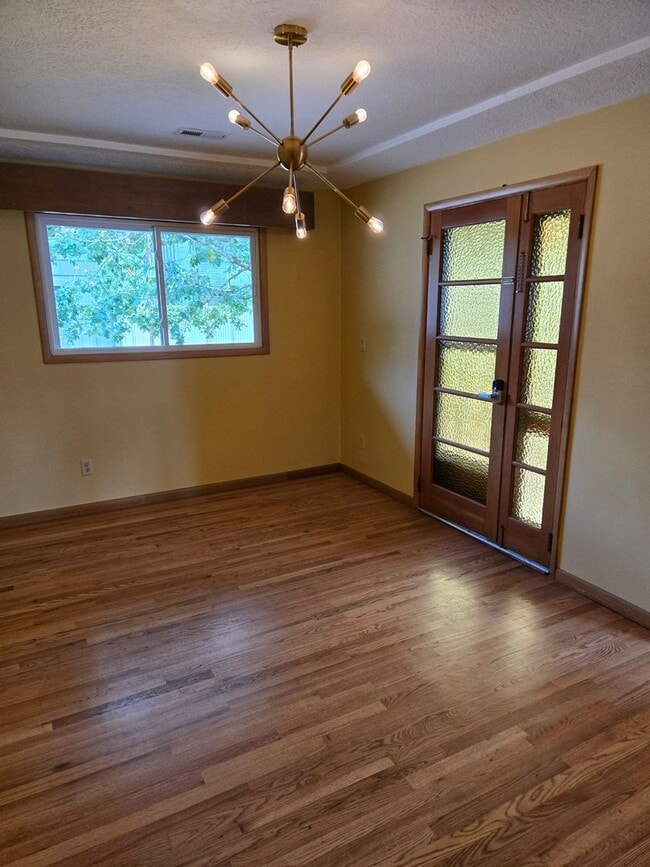 Building Photo - 1 level Mid Century Beauty! 3 Bd/ 3 ba