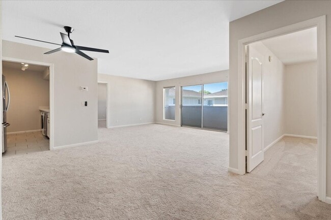 Building Photo - RENOVATED 3BD/2BA LV COUNTRY CLUB GUARD GATED