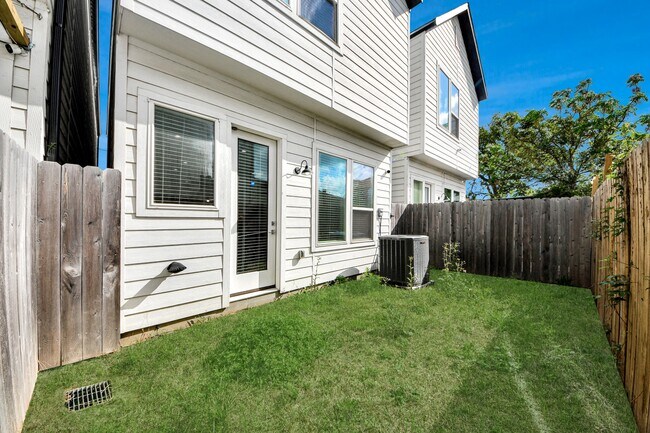 Building Photo - 5402 Margarita St