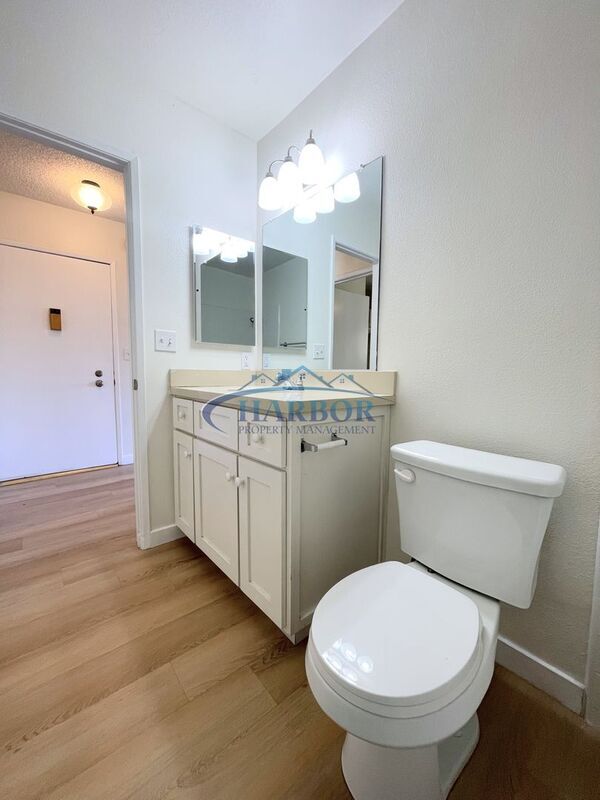 Building Photo - 949 W 26th St