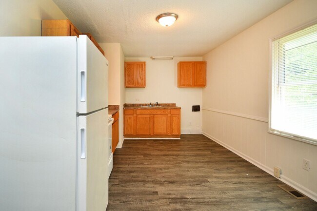 Building Photo - New Lower Price! Remodeled 3 bed / 1.5 bath home near downtown Spartanburg