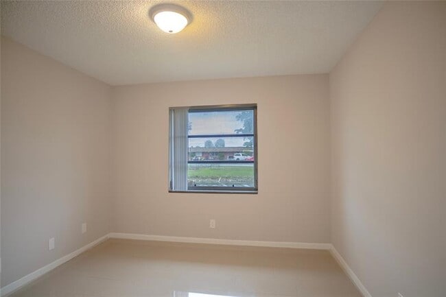 Building Photo - 416 Lakeside Dr