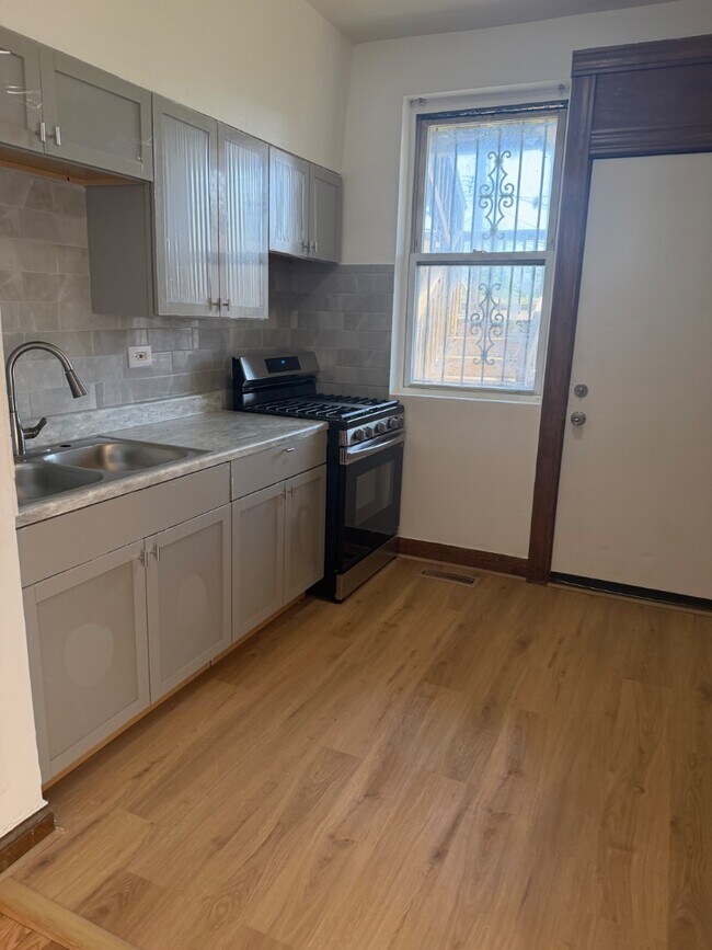 Building Photo - 6859 S King Dr