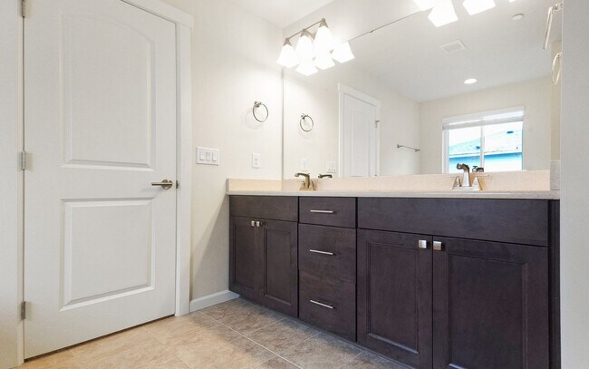 Building Photo - Beautiful, Light-Filled Home Bordering Protected Greenbelt