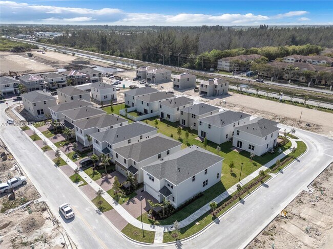 Building Photo - 615 NE 1st Ave