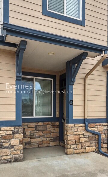 Building Photo - 2921 Kansas Dr