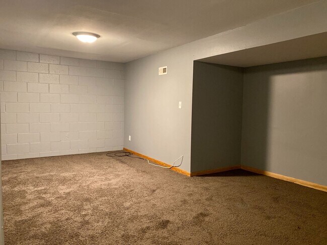 Building Photo - 2 Bedroom Single Family