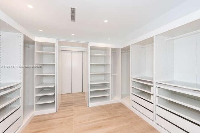 Building Photo - 1325 Bay Dr