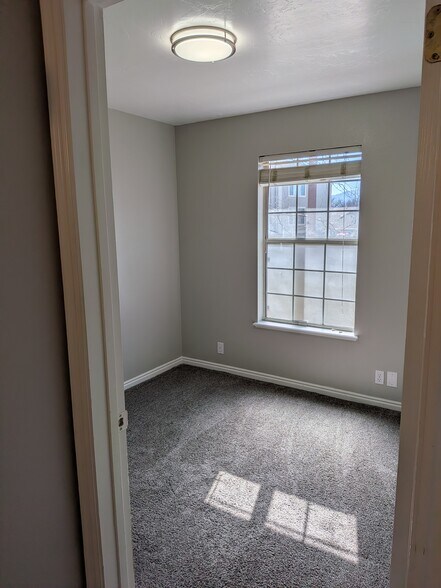 Building Photo - 1050 S Orem Blvd