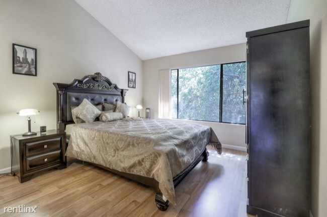 Building Photo - 37000 Meadowbrook Common