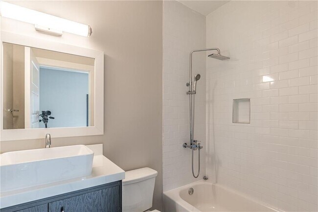 Building Photo - 472 Martin St SE