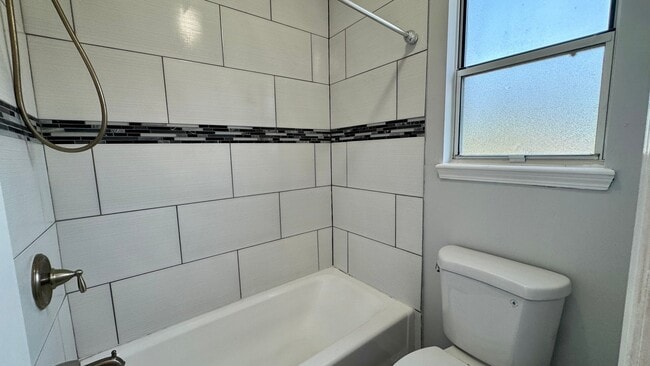 Building Photo - Charming and Conveniently Located Townhome...