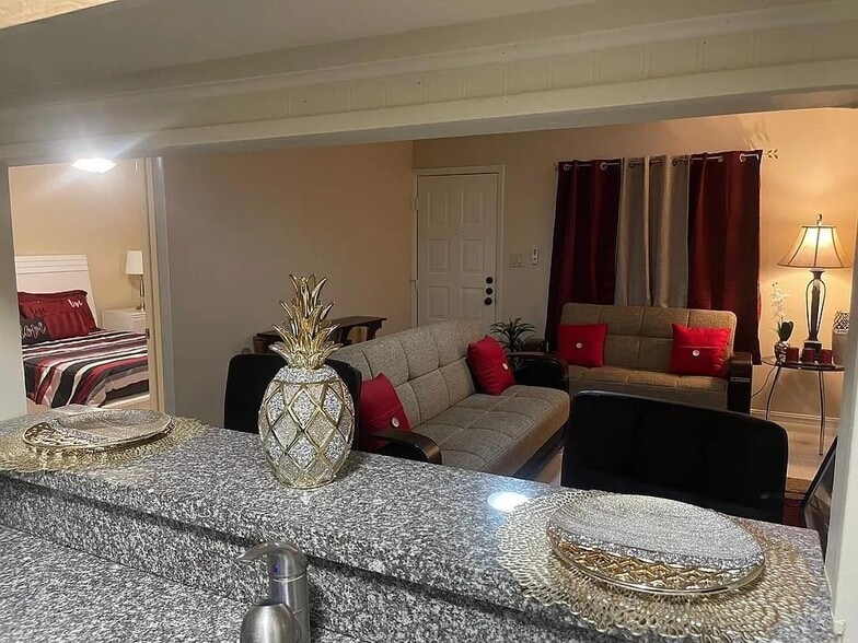 Primary Photo - 6031 Shakerwood Cir