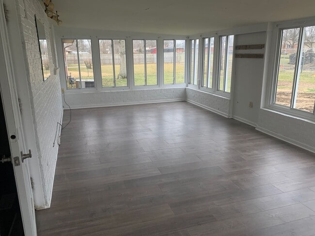 Building Photo - Beautiful, spacious 3 bed 2 bath home in E...